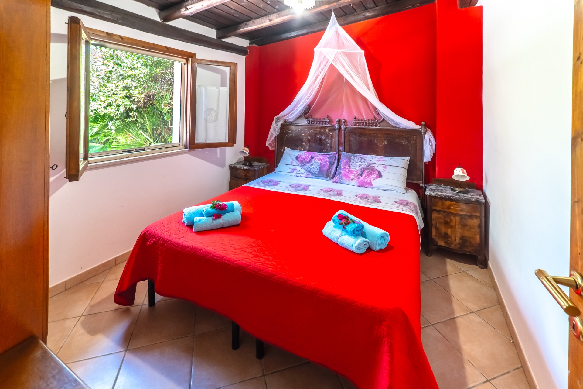 Camera matrimoniale della dépendance con letto in legno intagliato