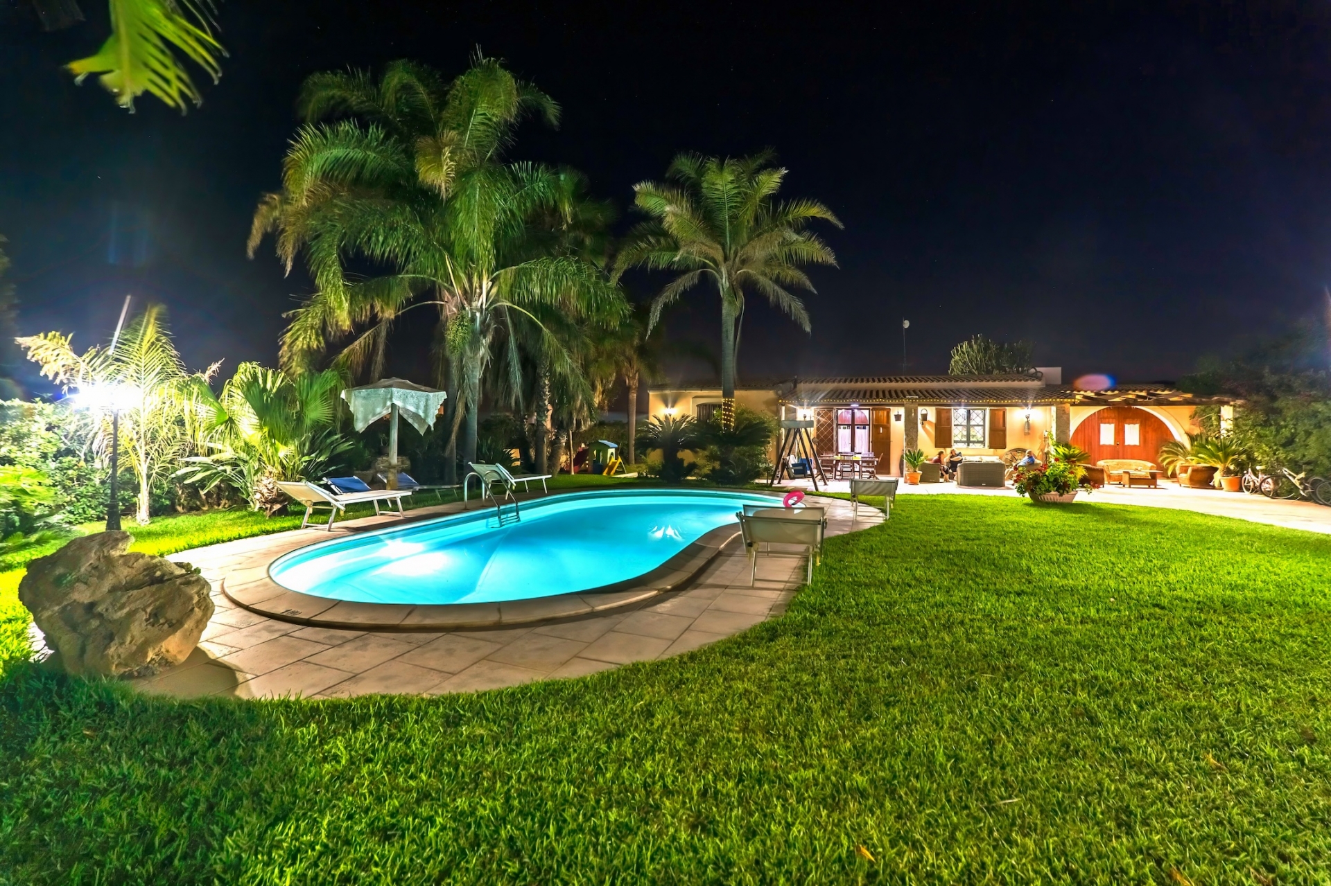 Piscina privata della villa illuminata al tramonto